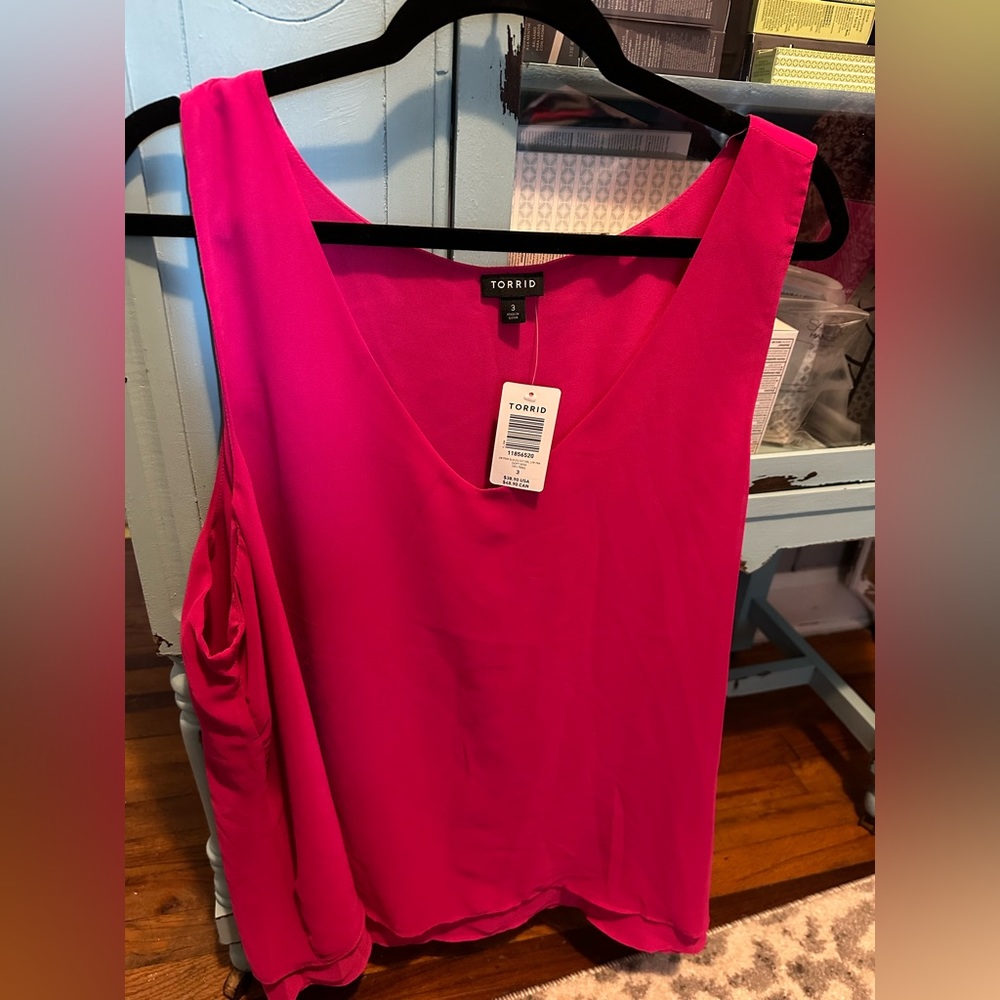 Beautiful fuschia pink double layer tank by Torrid. Size 3